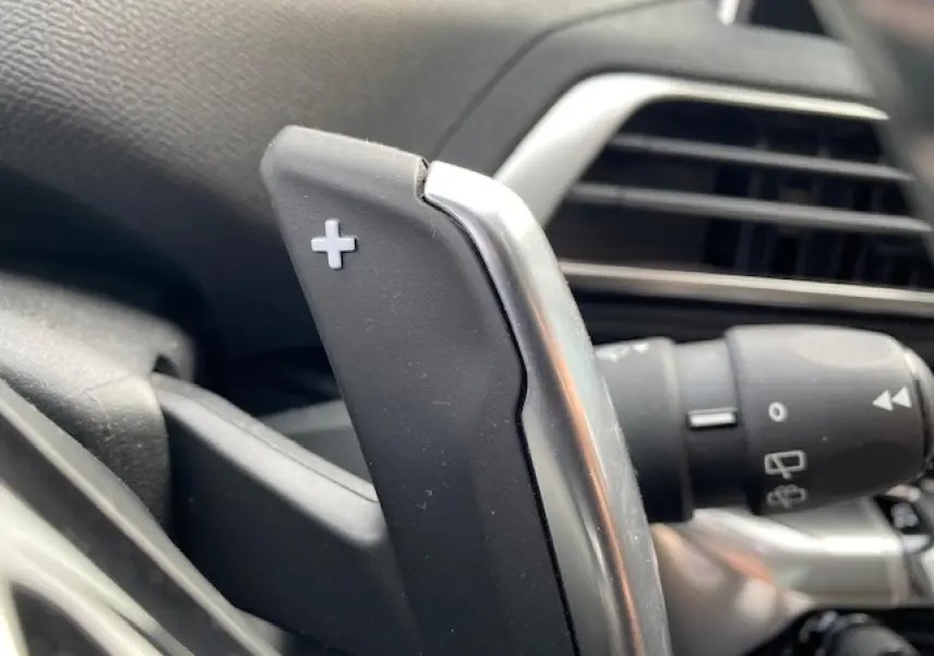 Gros plan sur la palette de changement de vitesse "+" côté droit du volant du Peugeot 3008 gris platinium.