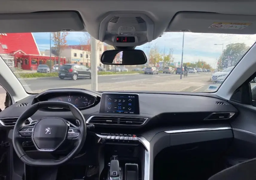 Vue intérieure avant du Peugeot 3008 2021 avec tableau de bord moderne et écran tactile central visible.
