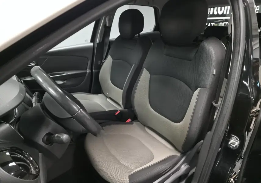 Vue intérieure côté conducteur du Renault Captur noir 2014, sièges tissu bicolore gris clair et noir.