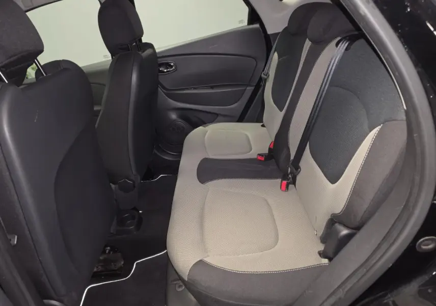 Vue intérieure côté droit sur la banquette arrière gris clair et noir du Renault Captur noir 2014 finition Zen.