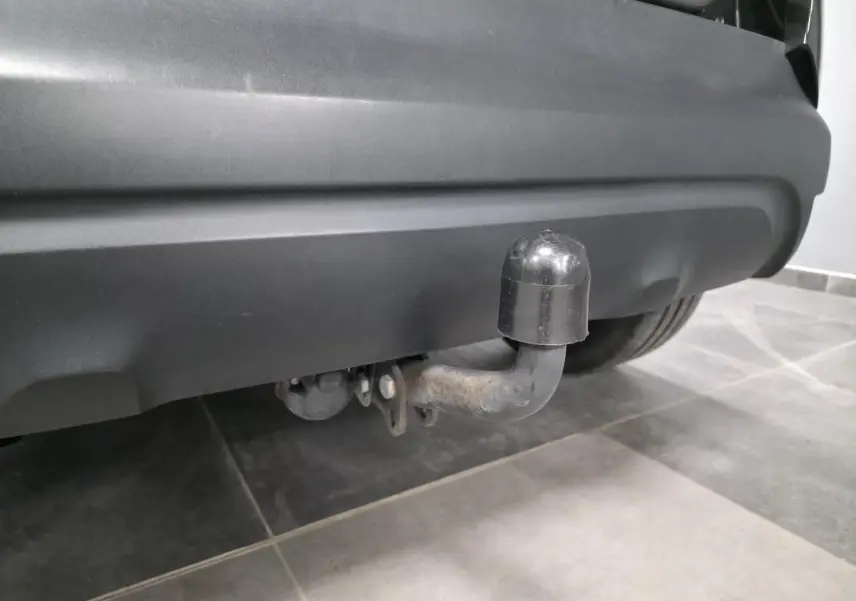 Attelage arrière avec protection sur Renault Captur noir, vue rapprochée sous le pare-chocs arrière.