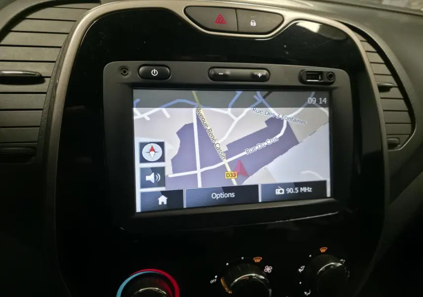 Écran tactile Pack MédiaNav affichant la navigation, intégré au tableau de bord noir du Renault Captur 2014.