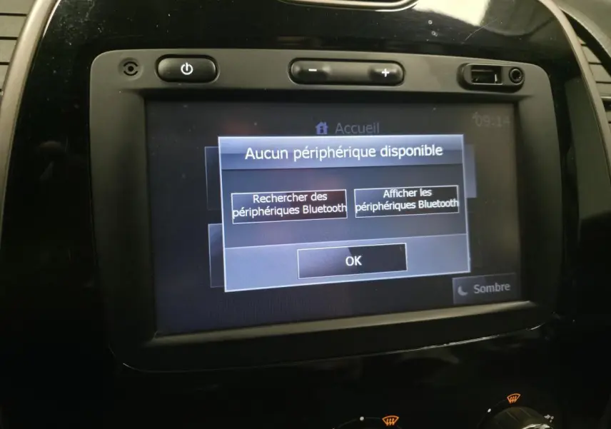 Écran tactile du système MédiaNav du Renault Captur noir 2014 affichant un menu Bluetooth sans périphérique connecté