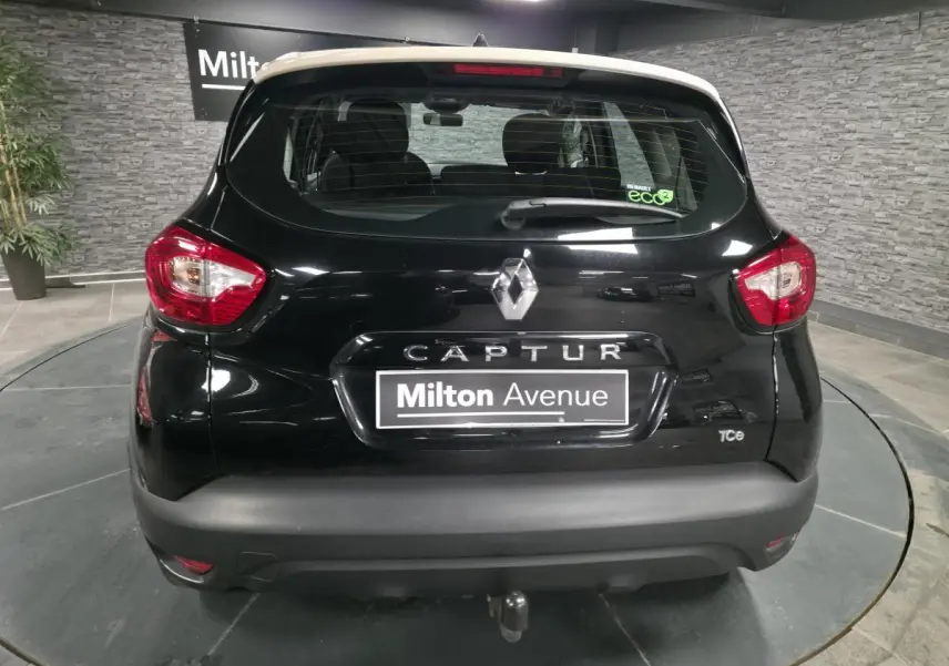 Vue arrière d'un Renault Captur noir avec attelage et coques de rétroviseurs ton toit clair.