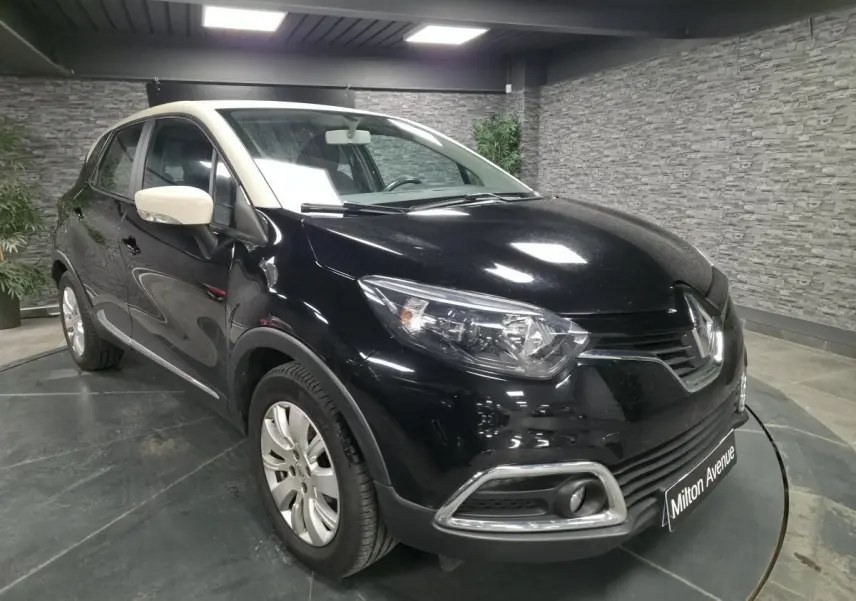 Renault Captur noir vue 3/4 avant droit avec coques de rétroviseurs ivoire et jantes alliage 16 pouces.