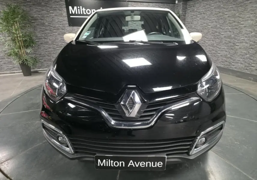 Vue avant rapprochée du Renault Captur noir 2014 avec calandre chromée et projecteurs antibrouillard intégrés.