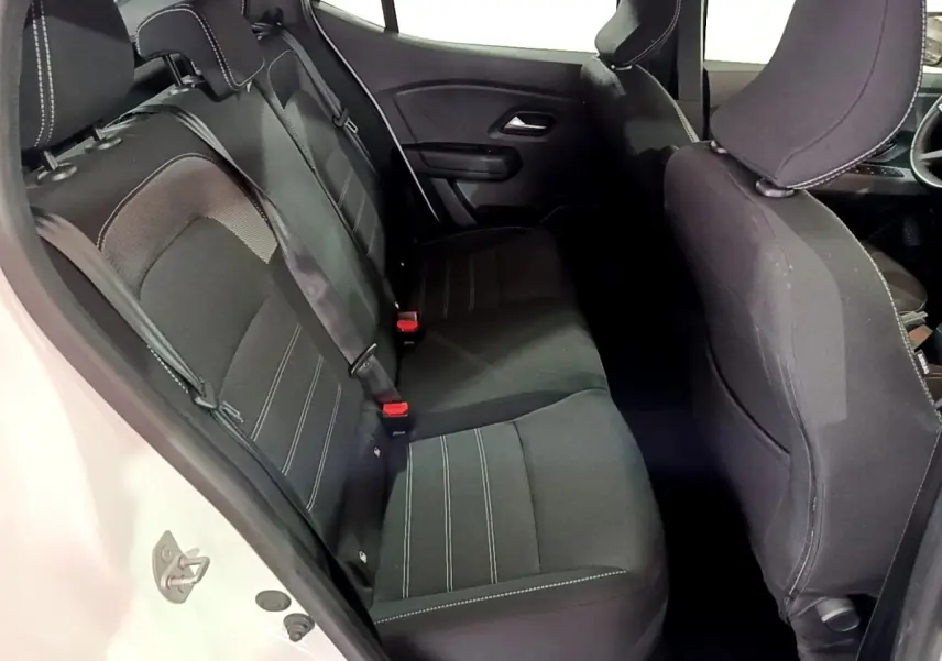 Vue intérieure côté gauche montrant la banquette arrière noire de la Dacia Sandero Confort TCe 90 blanche de 2022.