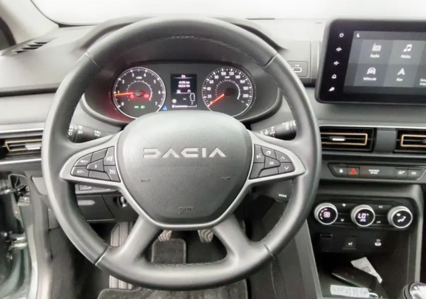 Vue centrée sur le volant DACIA d’une Sandero Stepway 2025, avec tableau de bord et écran tactile visibles.