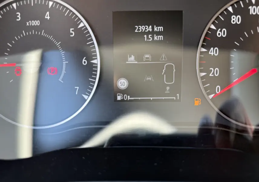 Vue rapprochée du tableau de bord du Dacia Sandero Stepway 2025 montrant le compteur et l'écran digital d'informations.