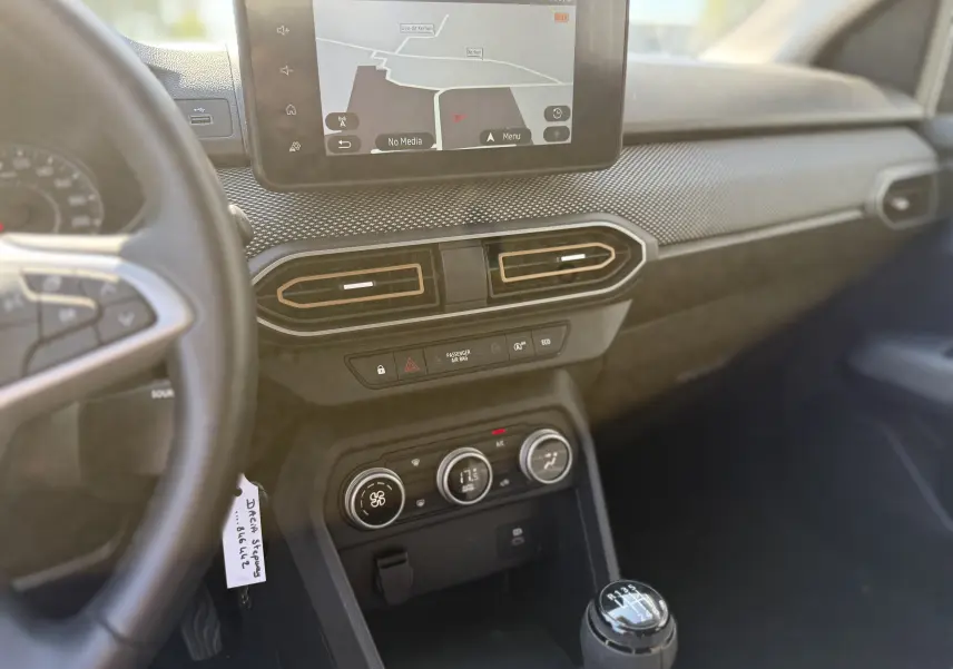 Vue intérieure centrée sur la console centrale et le levier de vitesse manuel du Dacia Sandero Stepway 2025, ambiance sobre.