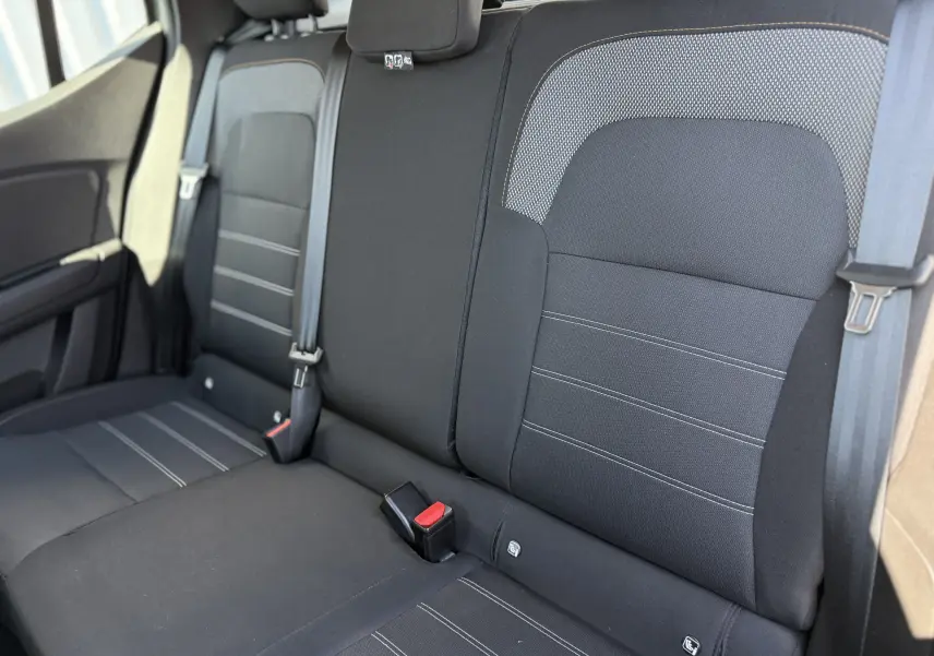 Vue rapprochée des sièges arrière noirs avec surpiqûres grises de la Dacia Sandero Stepway TCE 90 CH Expression 2025.