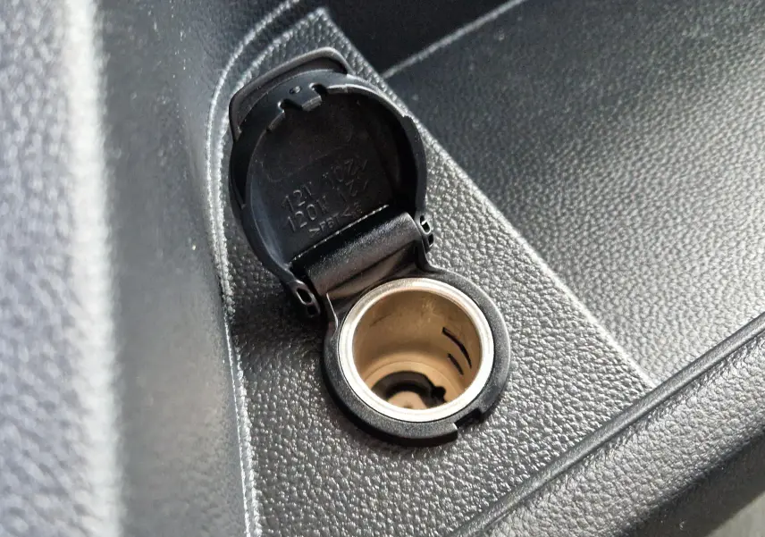 Prise allume-cigare noire ouverte sur la console intérieure du Renault Master Châssis Cabine blanc 2024.