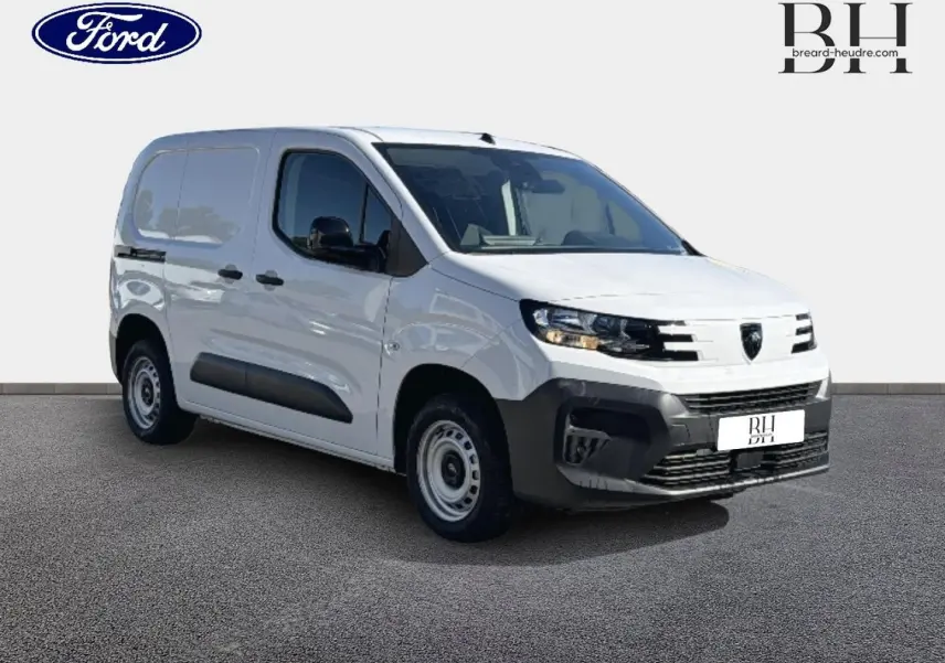 Fourgon Peugeot Partner blanc Icy vu en 3/4 avant droit, avec porte latérale coulissante et pare-chocs noir.