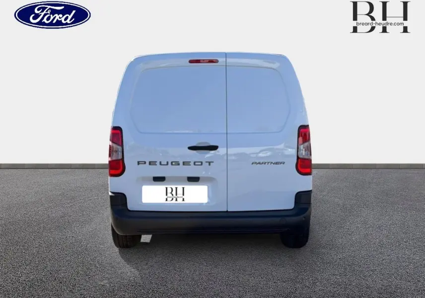 Vue arrière d'un Peugeot Partner blanc Icy avec portes battantes et feux arrière rouges sur fond neutre.