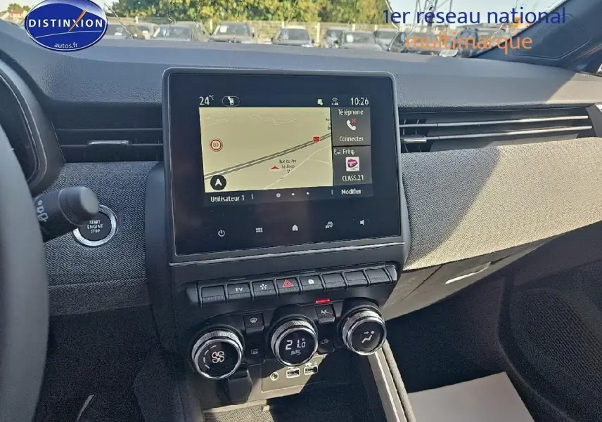 Tableau de bord de Renault Clio V 1.6 e-tech 145 techno avec écran tactile et commandes de climatisation visibles.