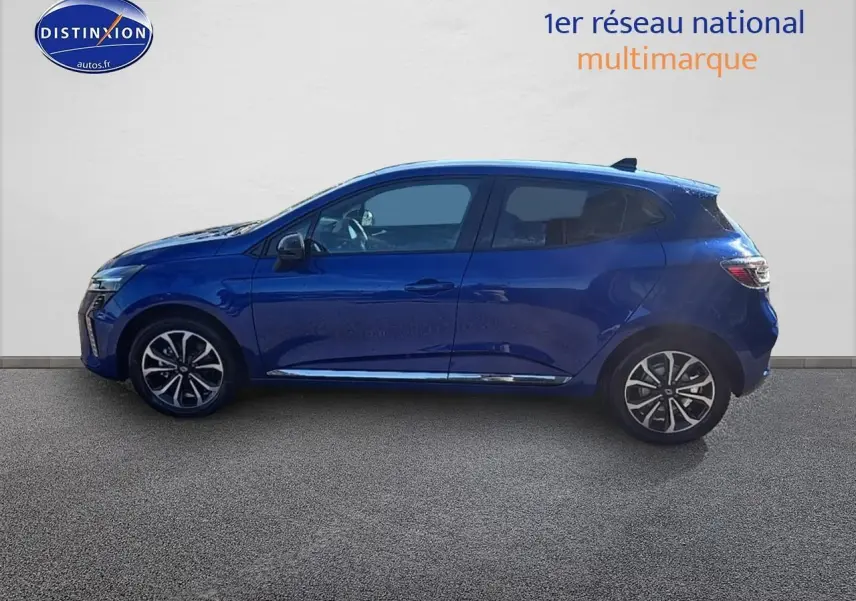 Profil droit d'une Renault Clio V 1.6 e-tech 145 techno bleu iron avec jantes alliage et vitres surteintées.