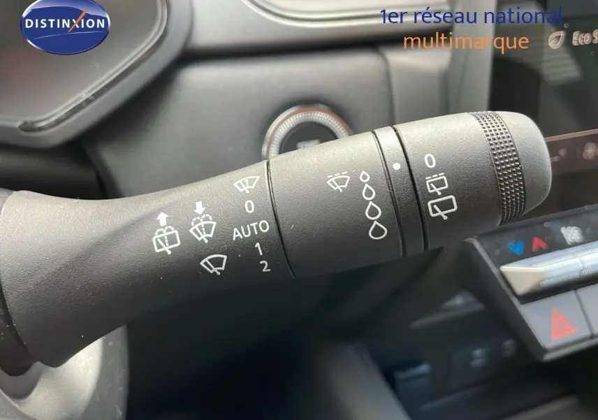 Gros plan sur la commande des essuie-glaces du Renault Captur rouge passion avec toit noir, intérieur moderne.