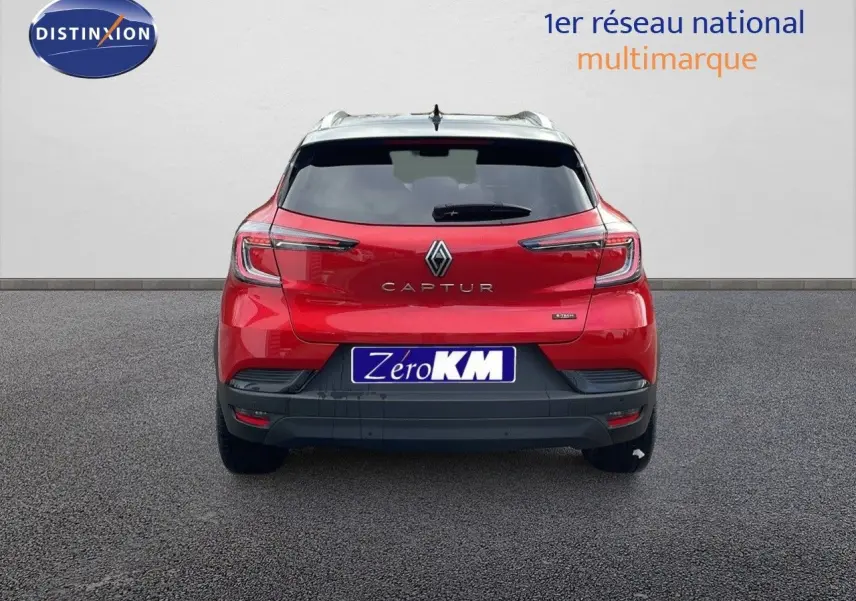 Vue arrière d'un Renault Captur rouge passion avec toit noir, mettant en valeur ses feux LED et son logo central.