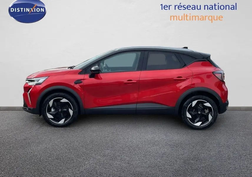 Profil côté gauche du Renault Captur E-Tech hybride 2025 rouge passion avec toit noir et jantes noires distinctives.