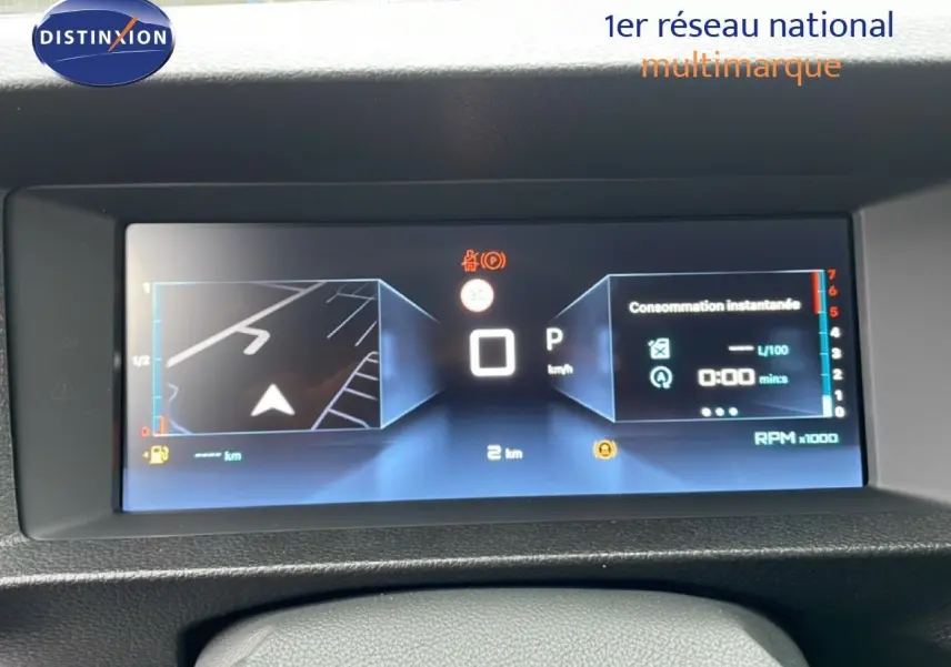 Écran numérique du tableau de bord du Citroën Jumpy gris, affichant navigation et consommation instantanée.