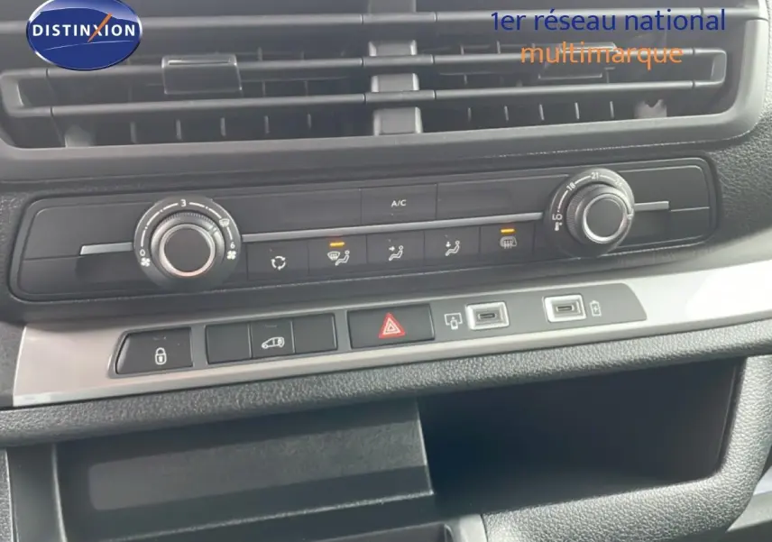 Tableau de bord du Citroën Jumpy gris Artense, vue rapprochée sur commandes climatisation et connectiques USB.