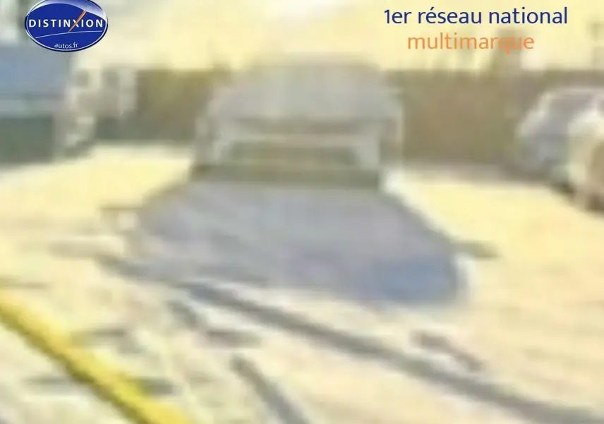 Vue avant d'une Peugeot 408 Hybrid 145 GT e-dcs6 noire stationnée en extérieur au soleil couchant.