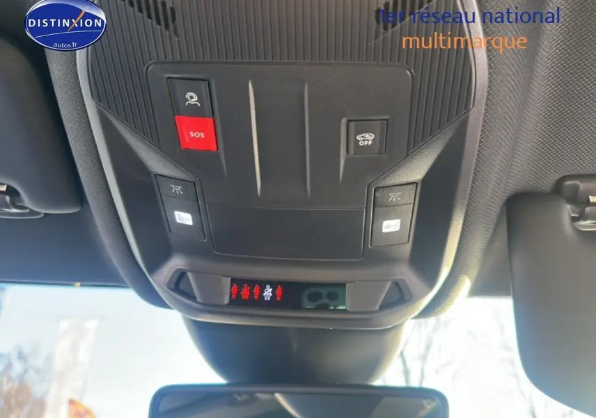 Vue intérieure en plongée sur la console de toit noire avec boutons SOS et contrôle d'assistance du Peugeot 408 Hybrid 145 GT.