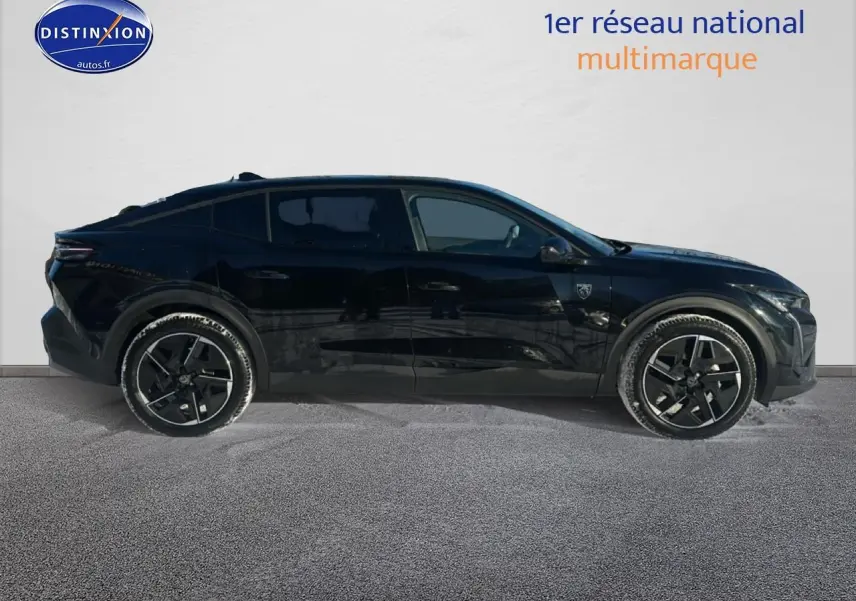 Profil côté gauche de la Peugeot 408 Hybrid 145 GT noir brillant avec jantes alu noires et vitres teintées.