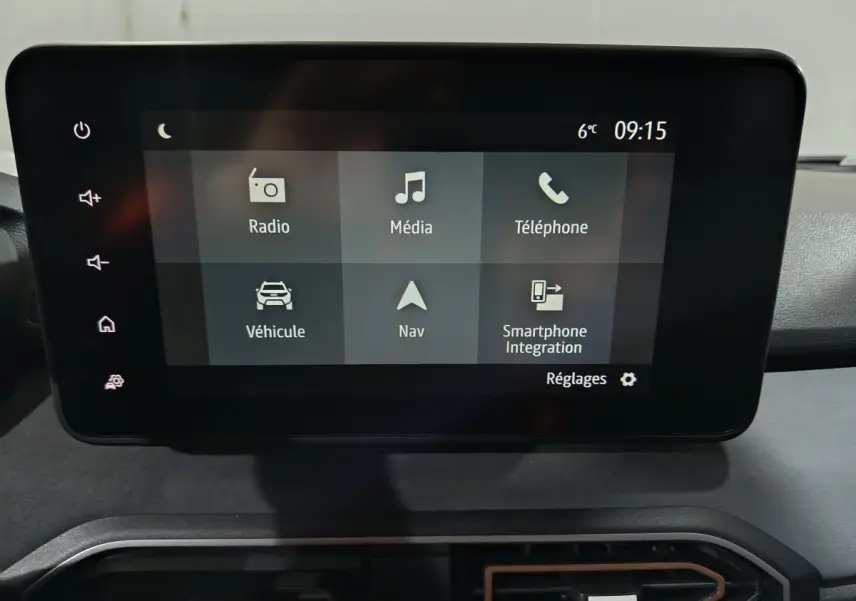 Écran tactile central de la Dacia Sandero Extreme+ 2024 affichant les menus radio, média, téléphone et navigation.