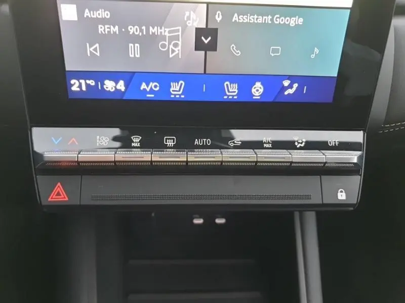 Détail de la console centrale tactile noire étoilé de la Renault Symbioz 2025 avec commandes climatisation et assistant Google.
