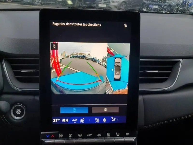 Vue intérieure du tableau de bord de la Renault Symbioz 2025, écran tactile affichant la caméra de recul et vue panoramique.