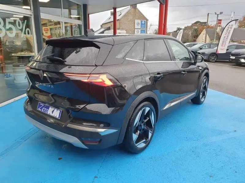 Vue 3/4 arrière droite d'une Renault SYMBIOZ 2025 noir étoilé avec feux arrière LED et jantes alu distinctives.