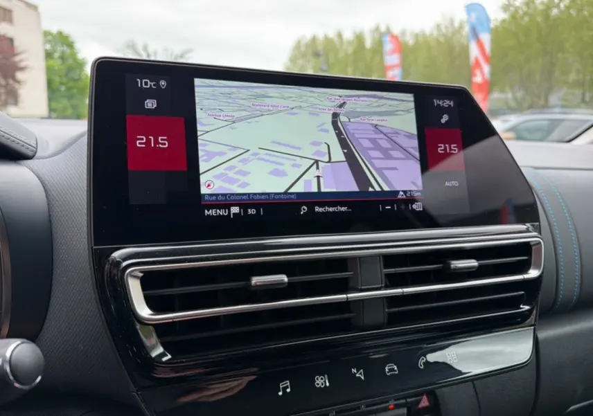 Écran tactile central avec navigation GPS et commandes climatisation dans l’habitacle du Citroën C5 Aircross.