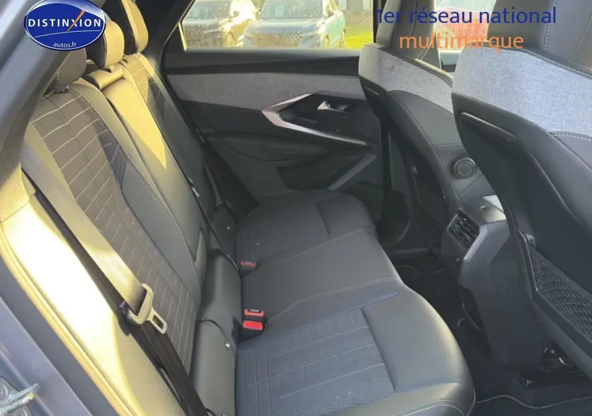 Vue intérieure côté gauche des sièges arrière gris du Peugeot 3008 1.2 hybrid 145 GT e-DCS6 2025.
