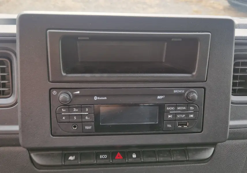 Tableau de bord du Renault Master Châssis Cabine 2024, vue frontale centrée sur la radio MP3 avec Bluetooth et commandes.