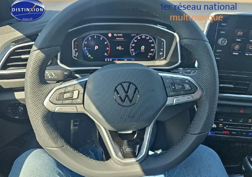 Volant cuir multifonction sport Volkswagen T-Roc noir perle vu de face avec cockpit numérique pro allumé