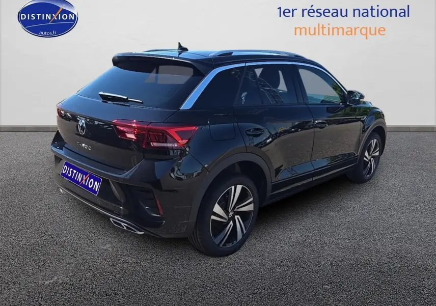 Volkswagen T-Roc noir perle en 3/4 arrière droit avec jantes alliage et vitres teintées.