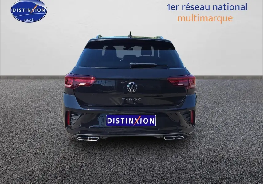 Vue arrière d'un Volkswagen T-Roc noir perle avec feux LED et double sortie d'échappement rectangulaire.