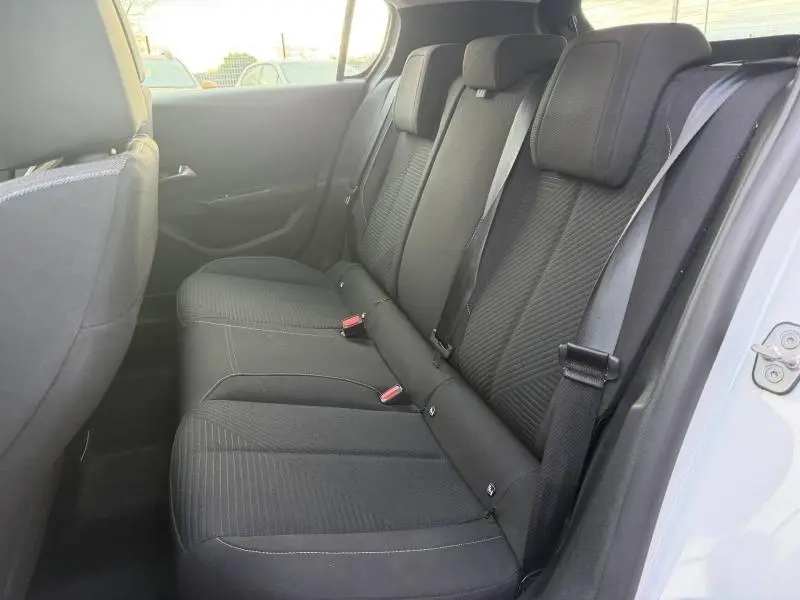 Vue intérieure côté droit des sièges arrière noirs de la Peugeot 308 2024, version essence Blanc Okénite.