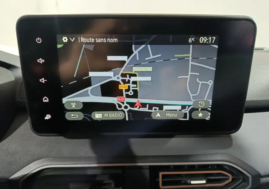 Écran tactile central de navigation 3D de la Dacia Sandero Extreme+ TCe 110 2024, vue intérieure frontale.
