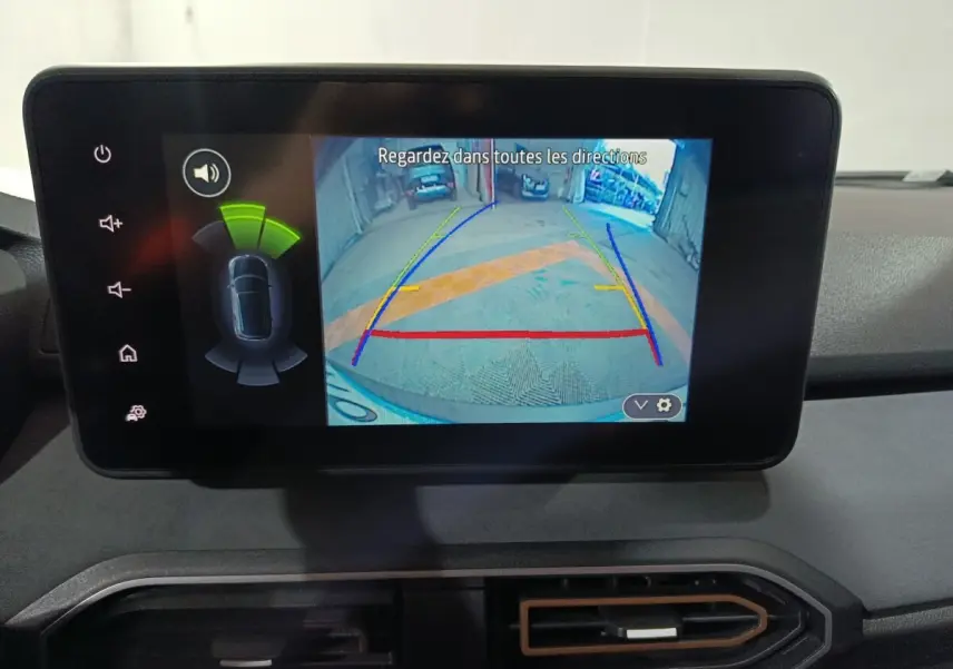 Écran tactile intérieur de la Dacia Sandero Extreme+ 2024 montrant la caméra de recul avec guidage coloré.