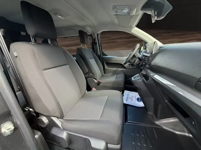 Vue intérieure côté droit du Citroën Jumpy gris foncé 2026, montrant les sièges avant et le tableau de bord moderne.