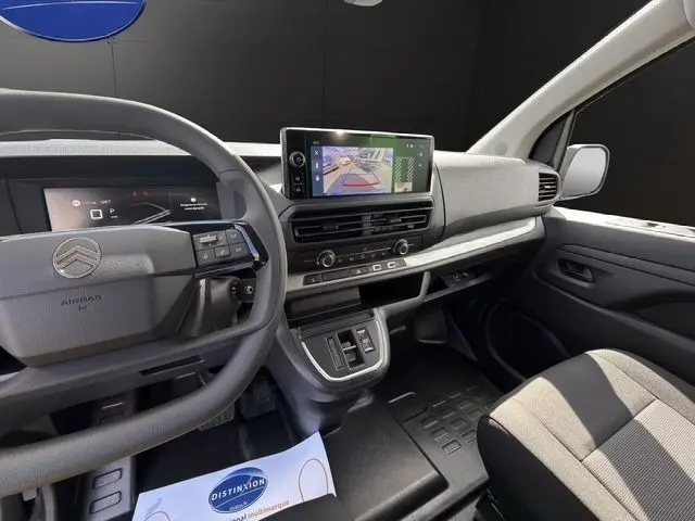 Vue intérieure côté conducteur du Citroën Jumpy gris foncé 2026, avec tableau de bord numérique et écran central tactile.