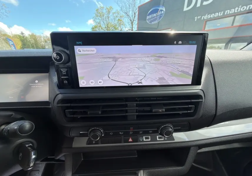 Vue intérieure du tableau de bord du Citroën Jumpy 2026 avec écran tactile GPS et commandes de climatisation visibles.
