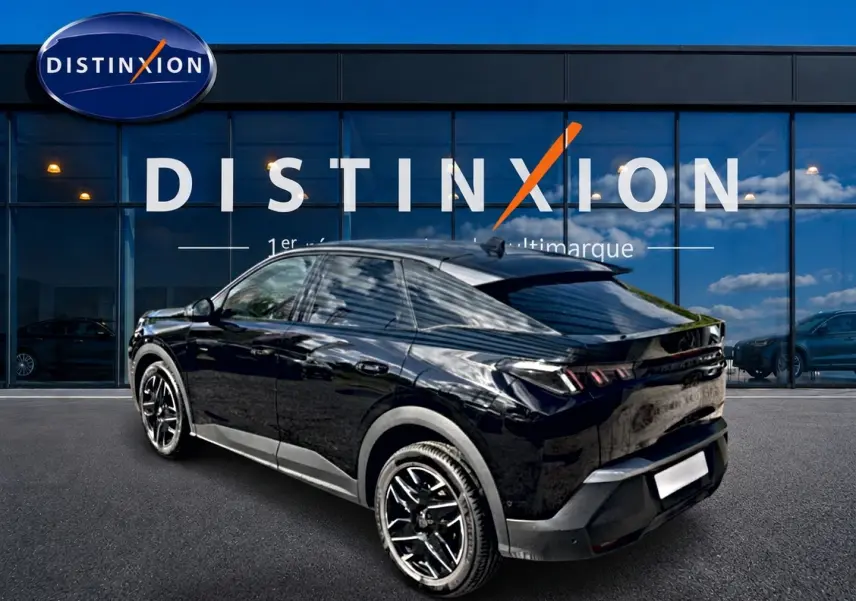 Peugeot 3008 noir vue 3/4 arrière droit, jantes alu noires, vitres surteintées, devant vitrine Distinxion.