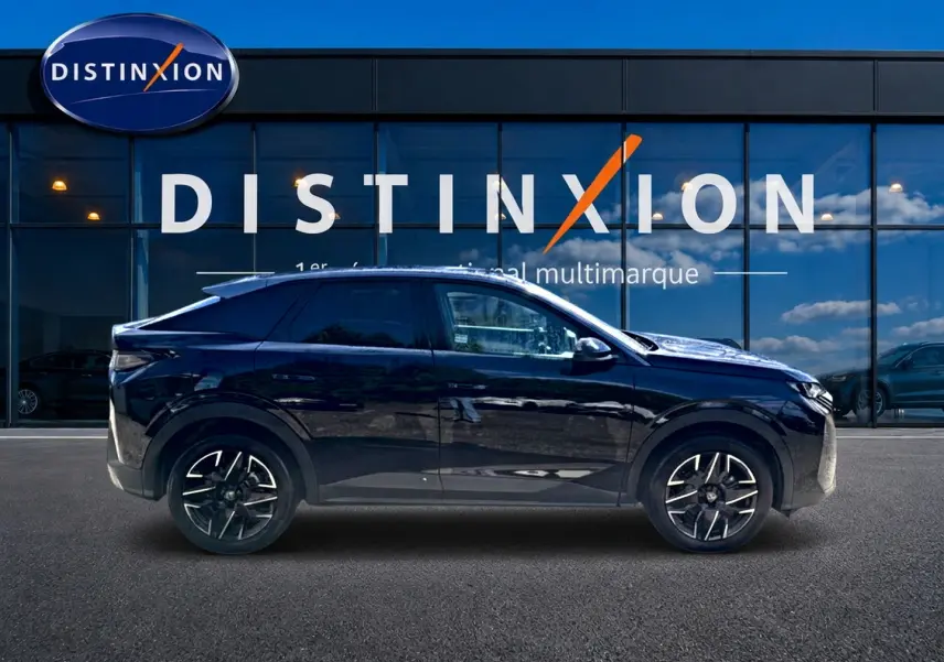 Profil droit d’un Peugeot 3008 noir 2025 devant une vitrine avec logo Distinxion, jantes alu et vitres surteintées.