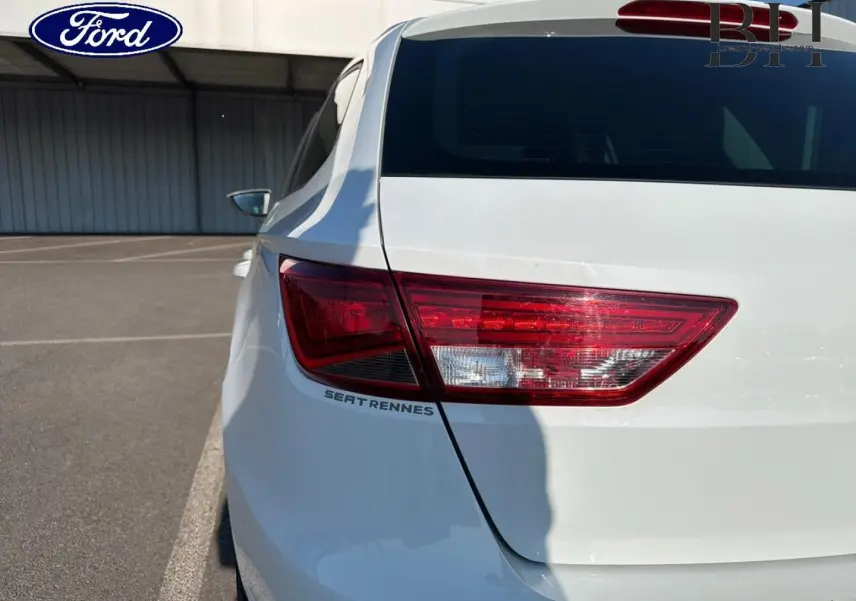 Feu arrière gauche d'une SEAT Leon ST gris étoile, vue en gros plan sur un parking extérieur.