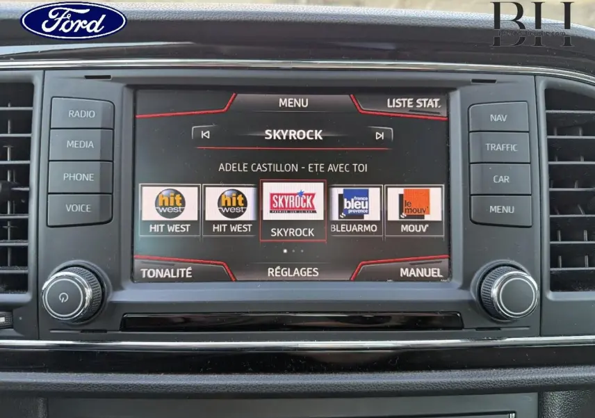Écran tactile central d'infodivertissement Ford avec menu radio affichant la station Skyrock en mode paysage.