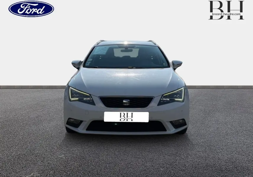 Vue avant d'une SEAT Leon ST gris étoile de 2017 avec phares LED et calandre noire sur fond neutre.