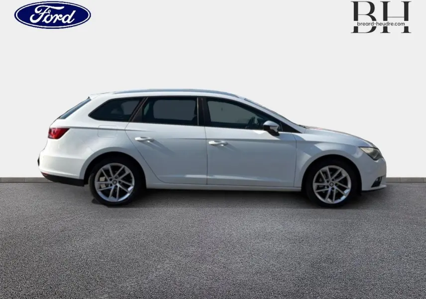 Profil droit d'une SEAT LEON ST gris étoile 2017, break compact avec jantes alliage et vitres teintées.